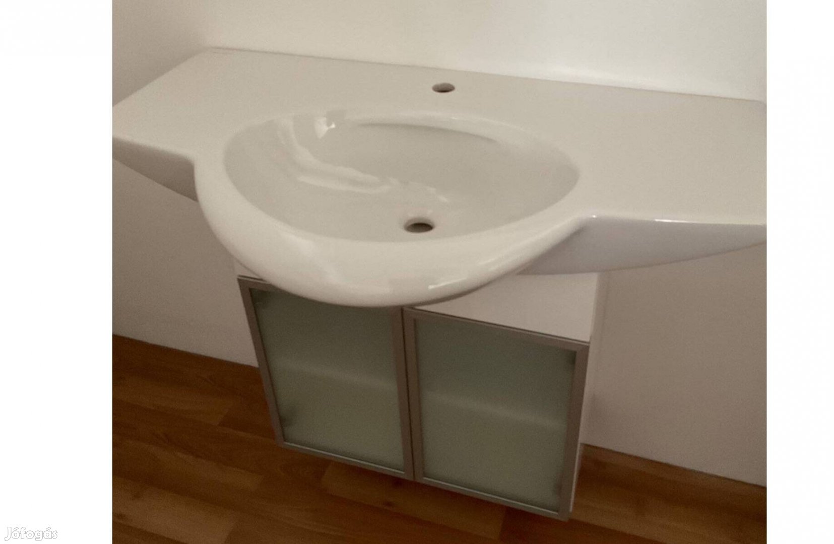 Új, kiállított VilleroyBoch pultos mosdó alsó szekrénnyel