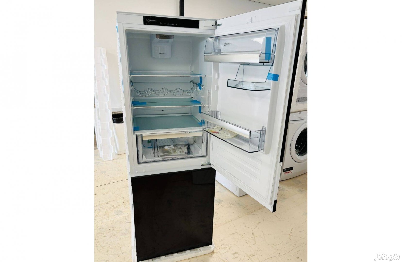 Új, kombinált hűtőszekrény 226L, Nofrost, Barna, Electrolux