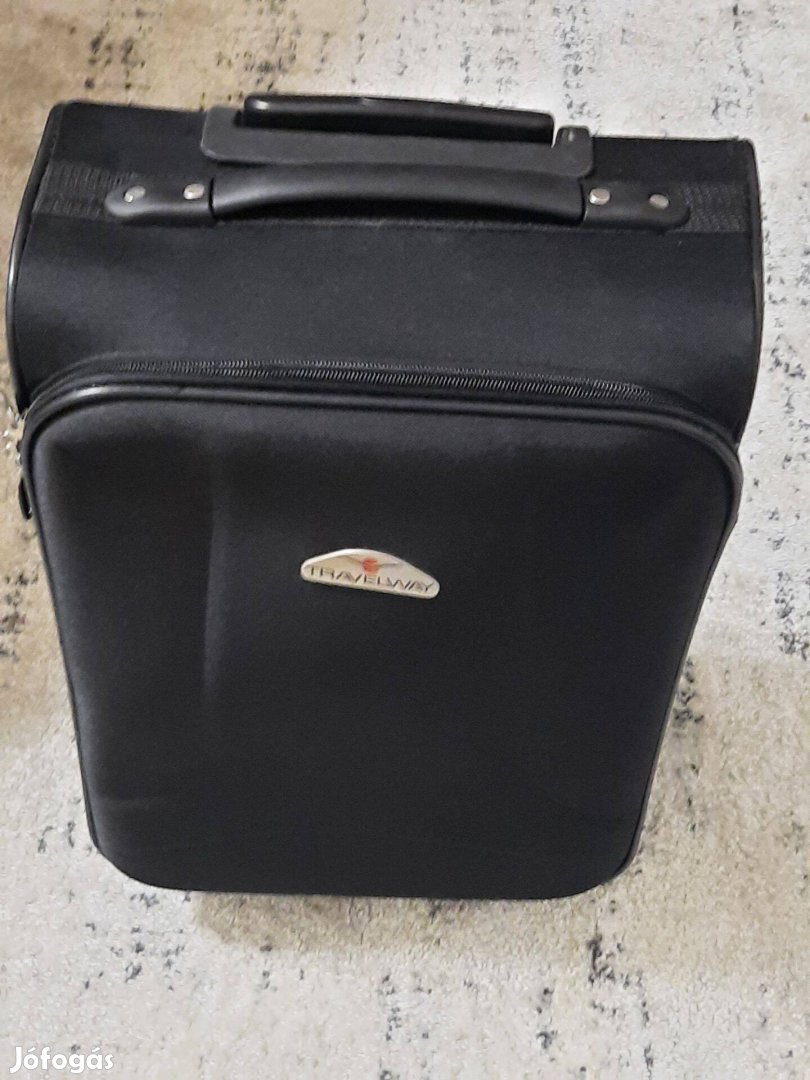 Új, közepes méretű bőrönd eladó
