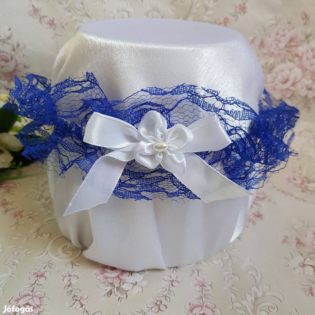 Új, liláskék csipkés, fehér masnis-virágos menyasszonyi harisnyakötő