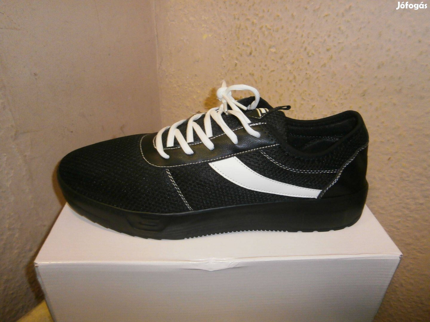 Új, nagyméretű, légáteresztő férfi sportcipő, mérete 51