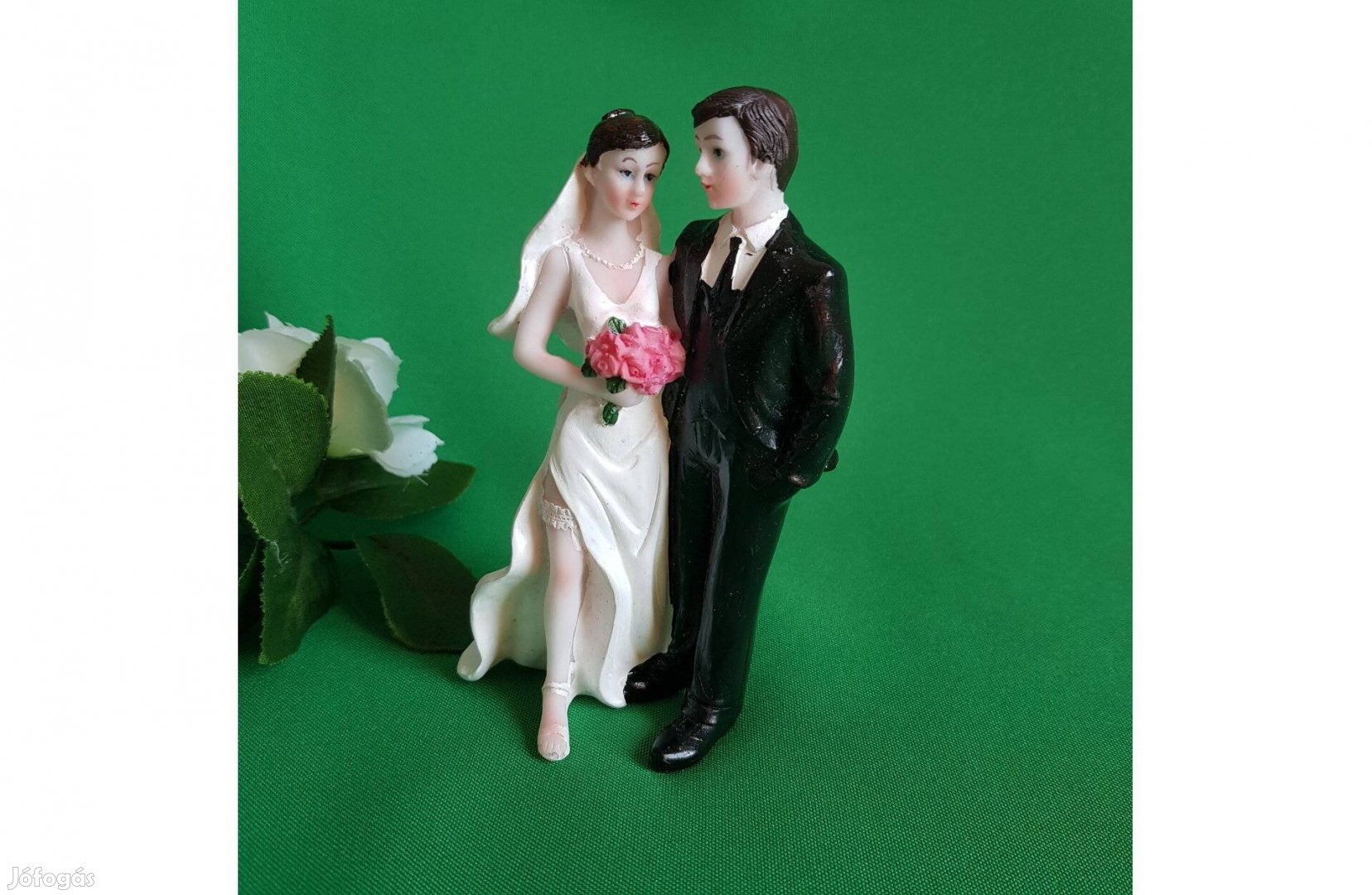 Új, ölelkező nászpár esküvői tortadísz figura