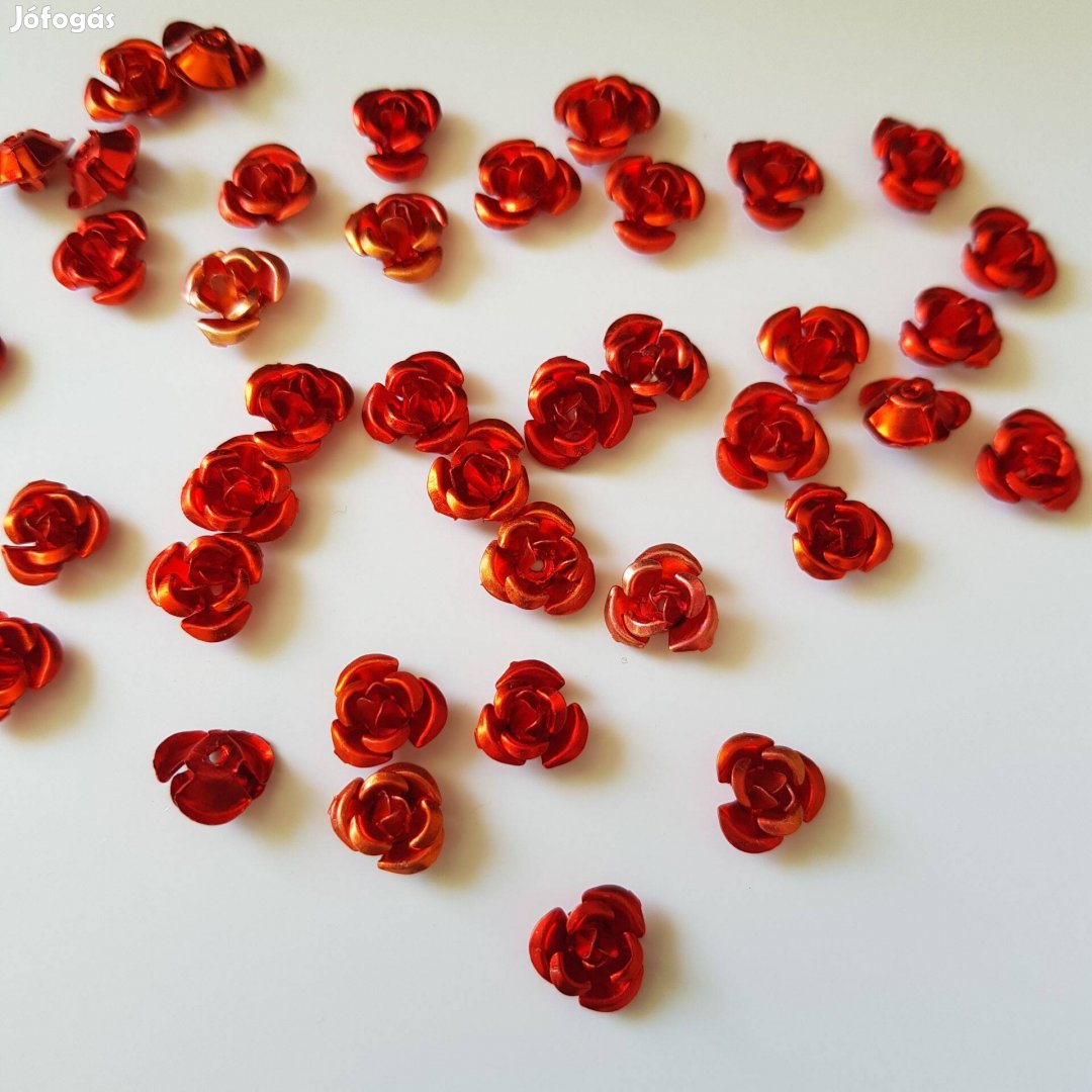 Új, piros színű miniatűr fém rózsa dísz, díszítő elem darabra