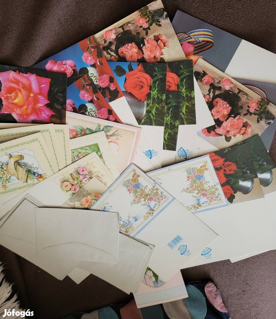 Új, postatiszta, virágos szétnyitható képeslapok borítékkal. 