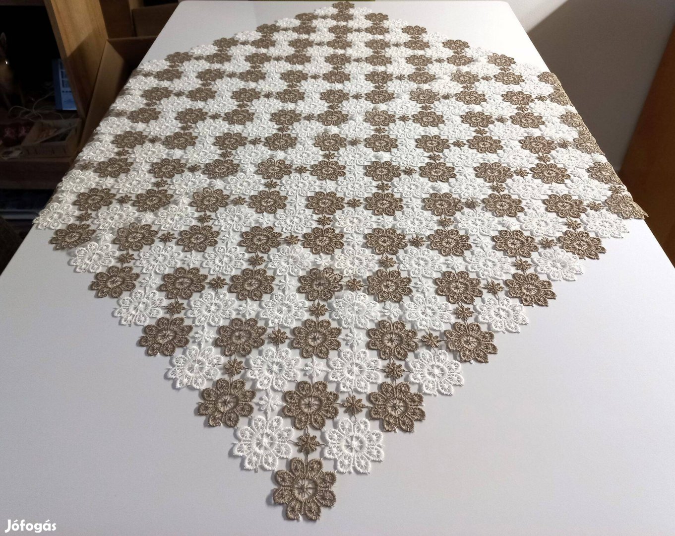 Új, soha nem használt, 85 x 85 cm-es mutatós csipke asztalterítő