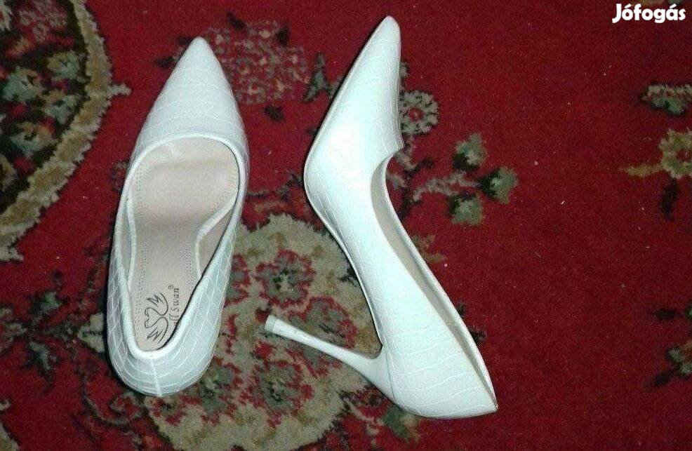 Új, szép divatos elegáns 39-es tűsarkú cipő