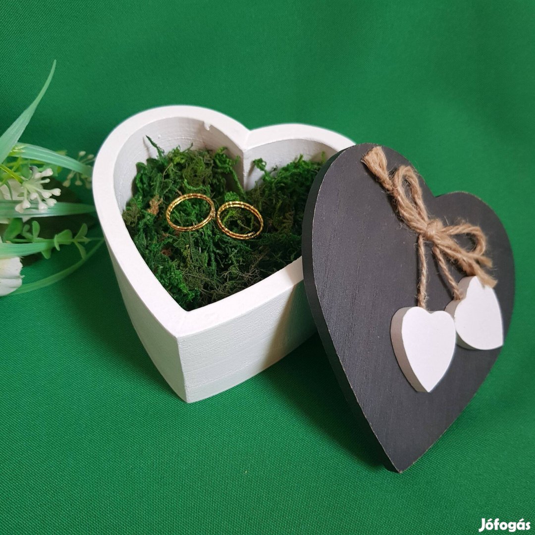 Új, szív alakú, szívekkel díszített esküvői gyűrűtartó doboz, faládika