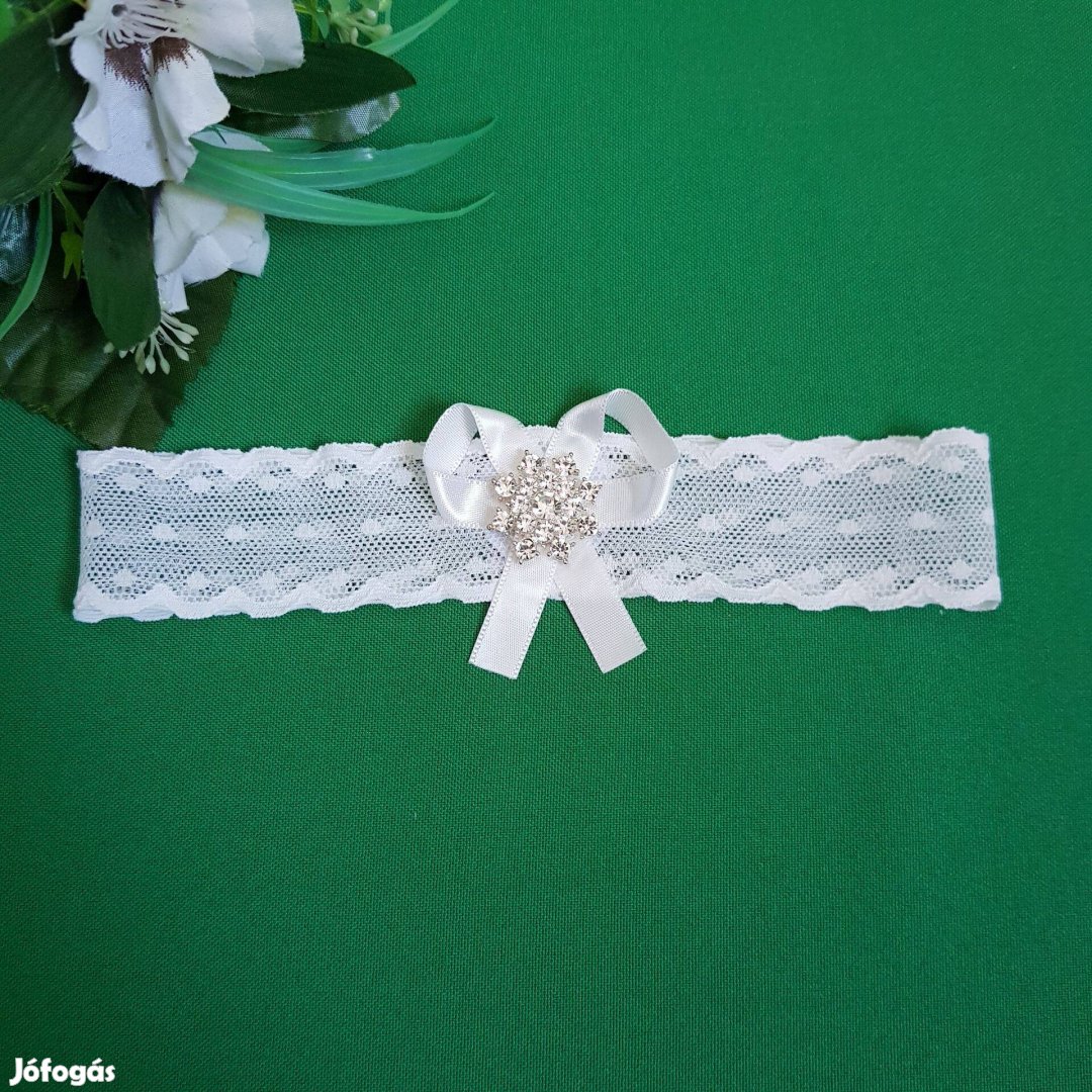 Új, törtfehér csipkés, masnis, strasszköves menyasszonyi harisnyakötő