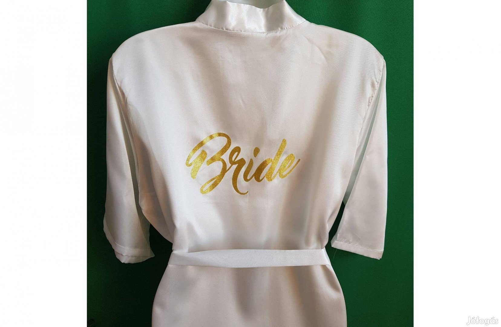 Új, törtfehér menyasszonyi készülődő köntös csillogó Bride felirattal