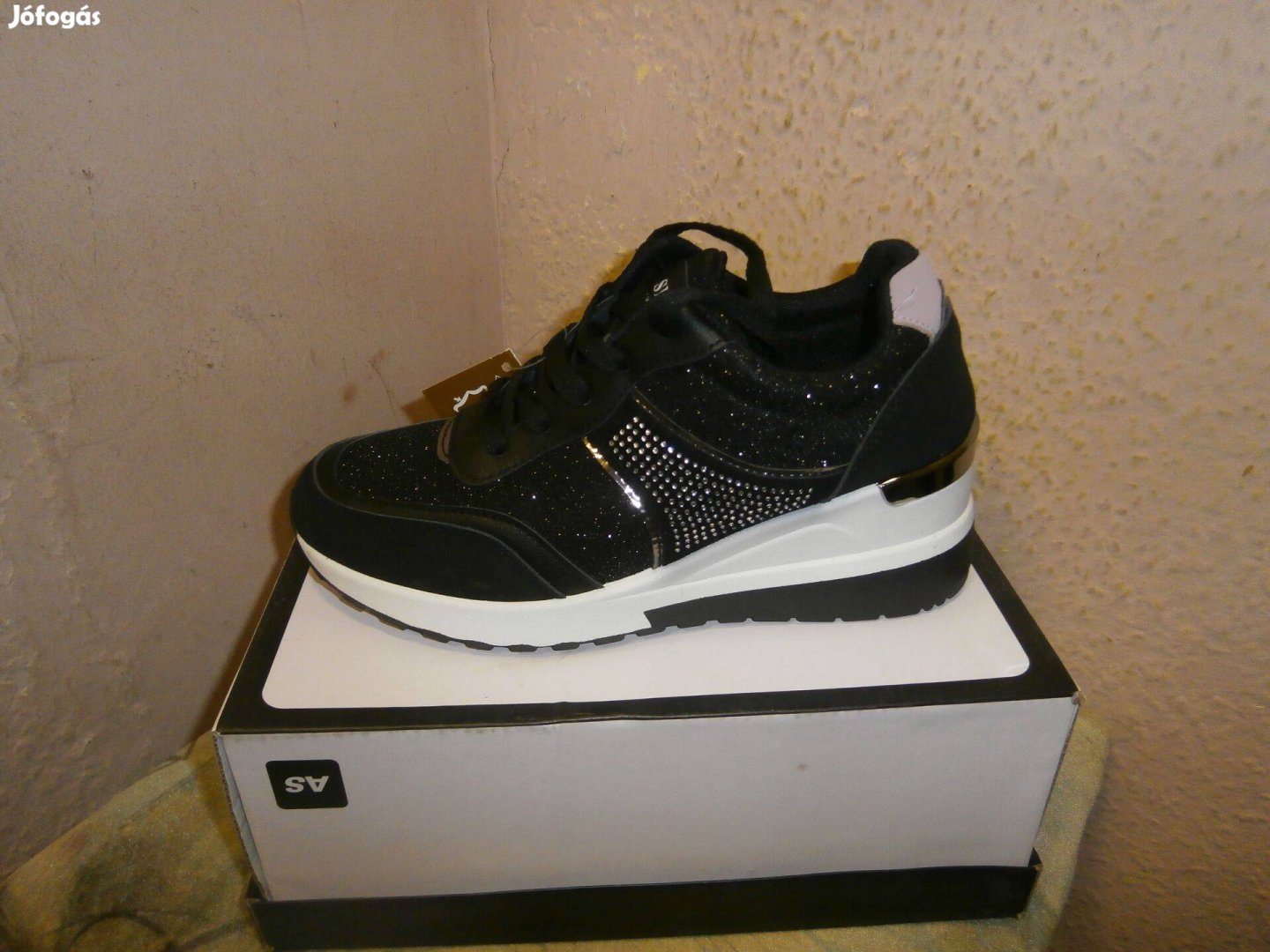 Új, trendi, emelt talpú női cipő, méretek 36-41-ig