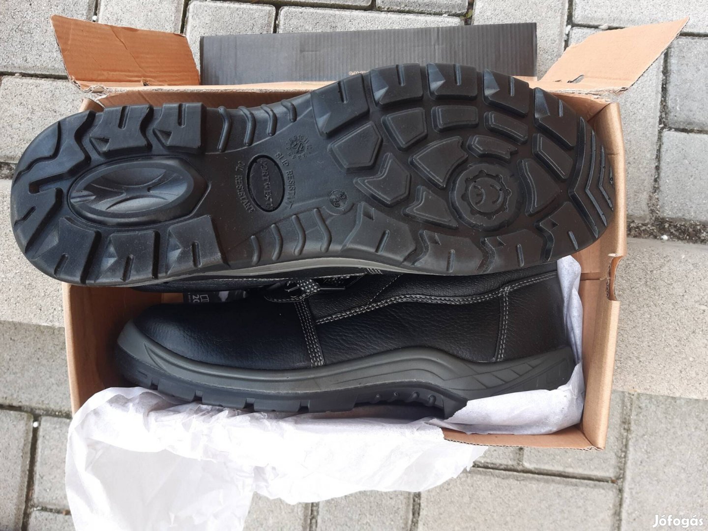 Új,acélbetétes munkavédelmi bakancs.
