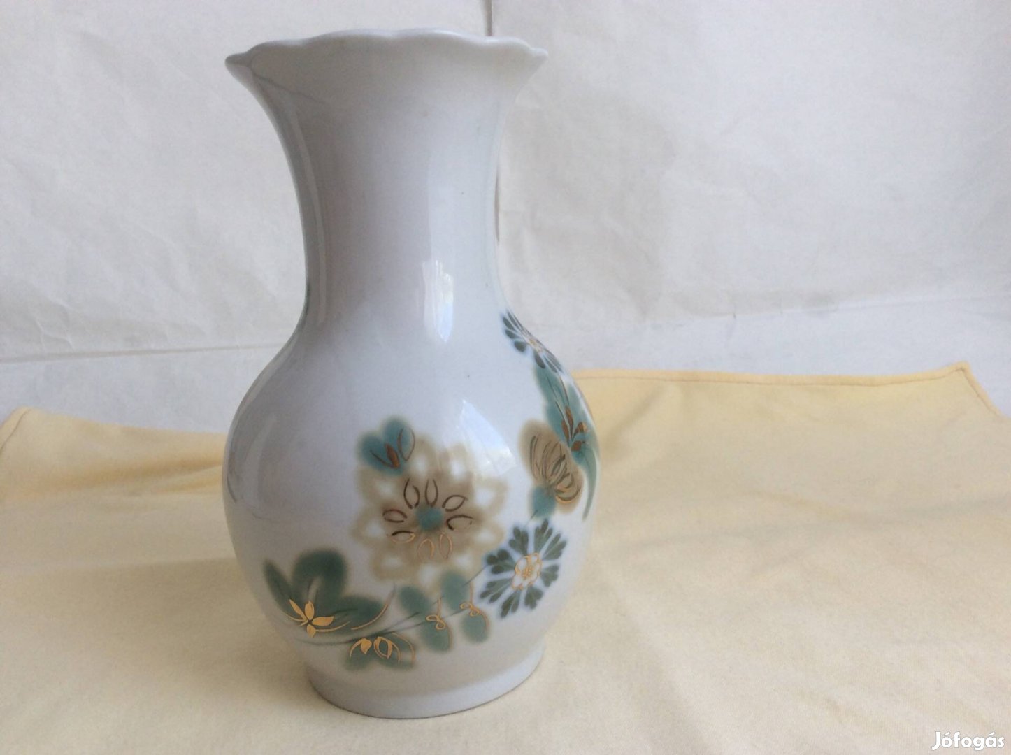 Új aranyozott, virágmintás, jelzett porcelán váza