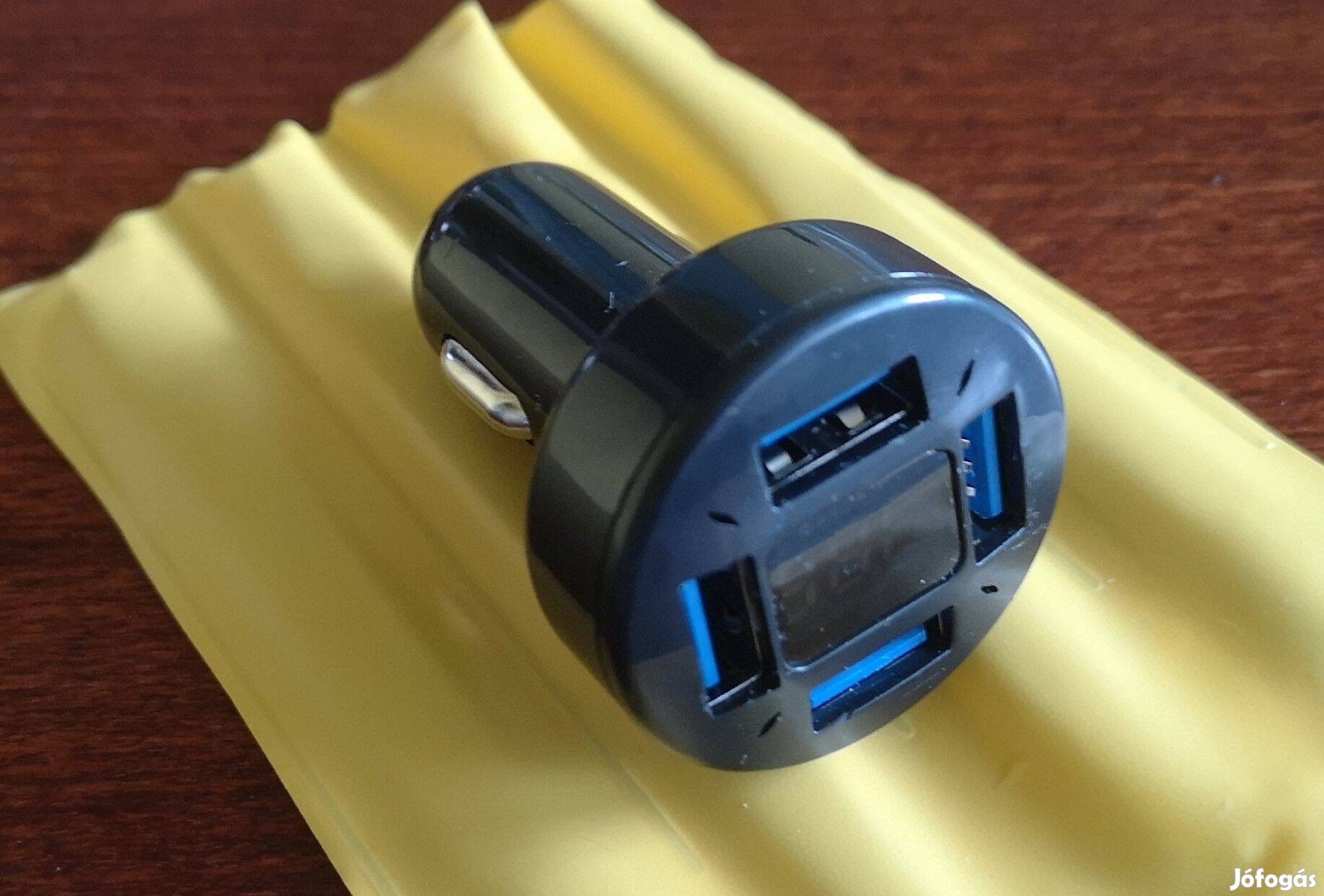 Új autós szivargyújtós töltő 4x USB csatlakozóval és kék színben világ