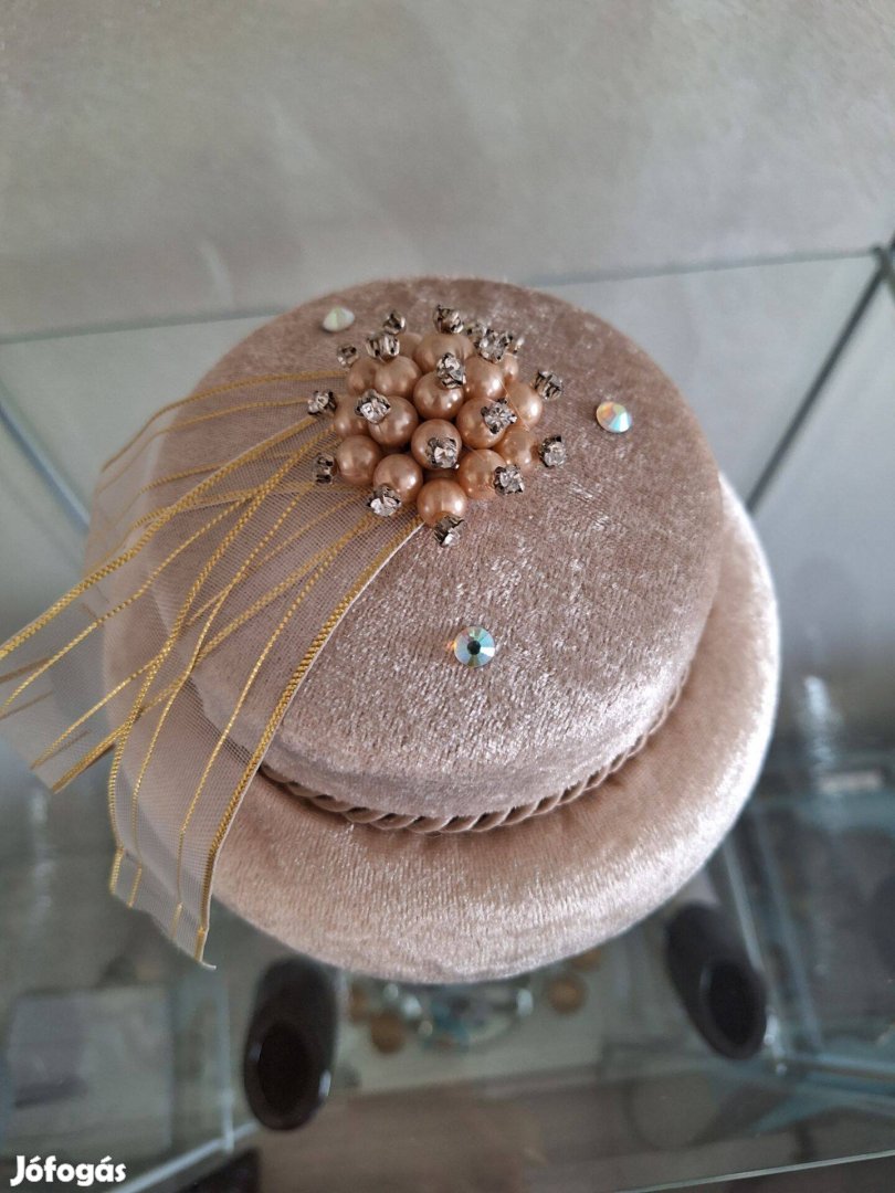 Új bézs bársony - gyöngyös ékszer doboz