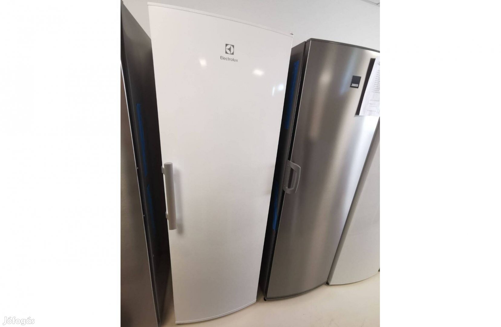 Új egyajtós hűtőszekrény - Electrolux - 390 liter - Dynamicair