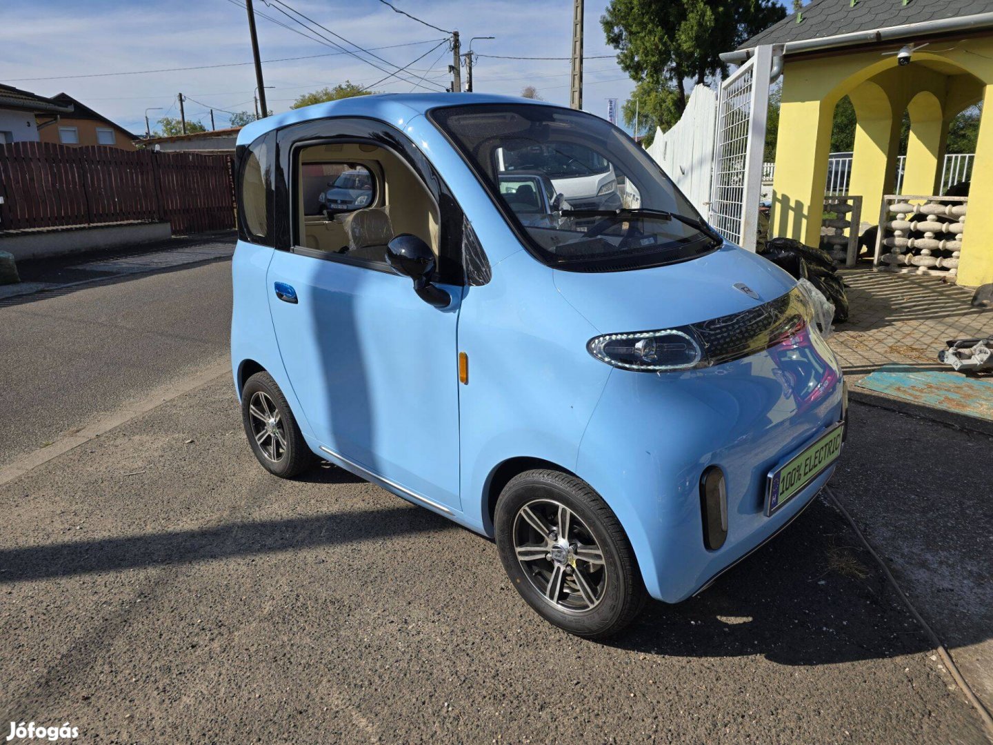 Új elektromos mopedautó segédmotoros jogosítvánnyal vagy lejárt jogosí