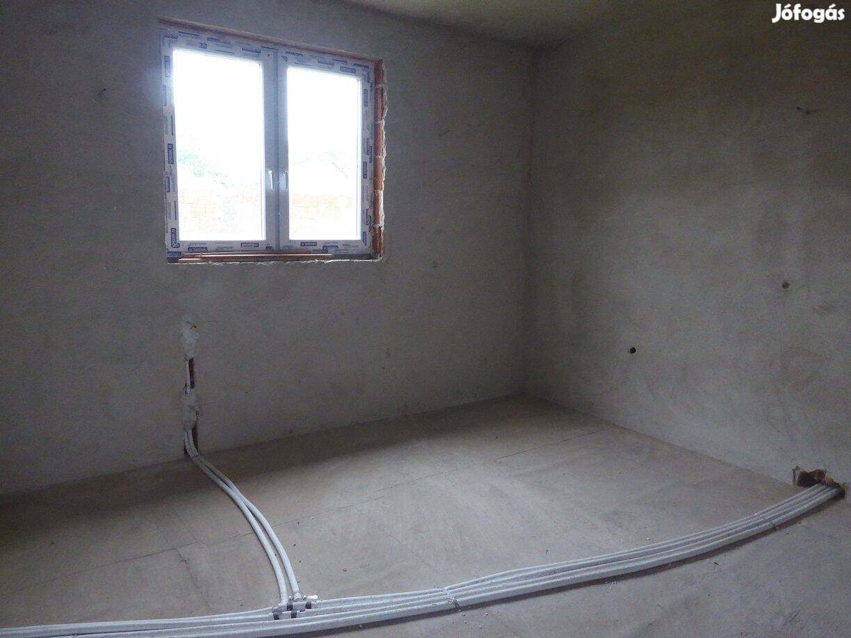 Új építésű, 13 lakrészből álló épület eladó!