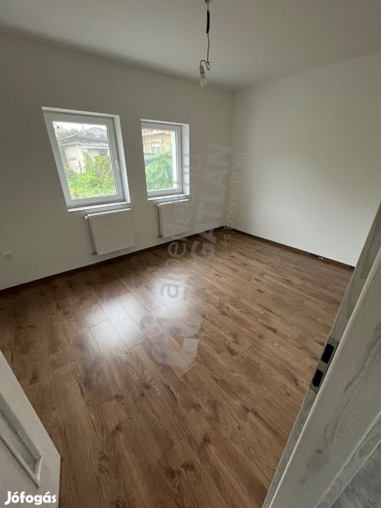 Új építésű ikerház, Miskolc kertvárosában, Szilágyi Dezső