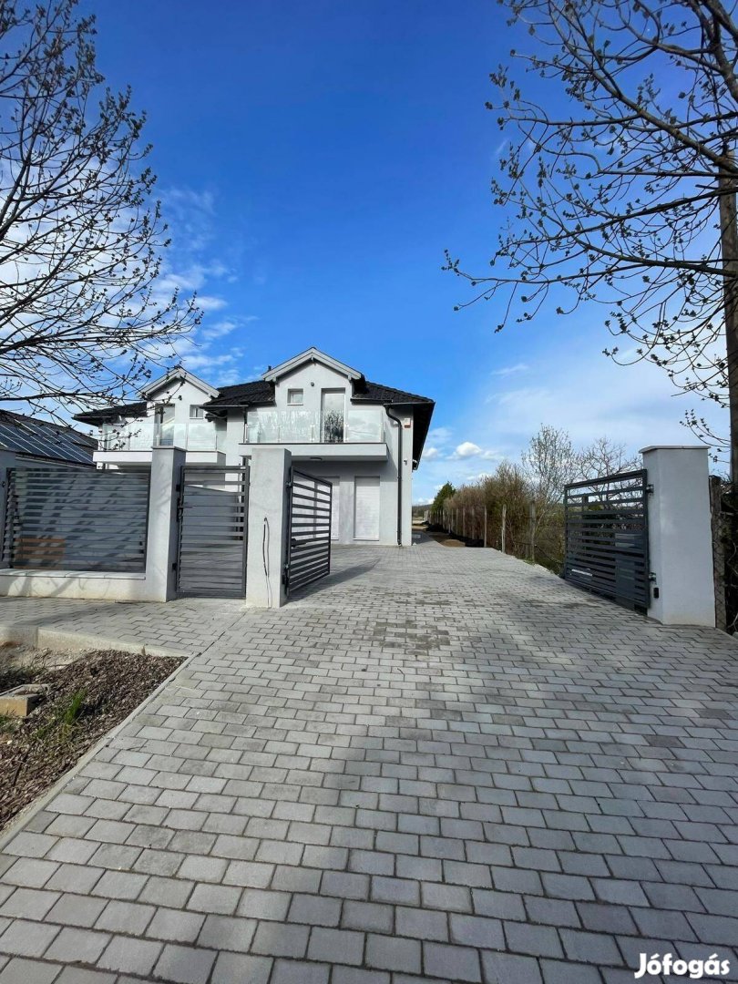 Új építésű ikerház medencével Árpádföldön Budapest 16. ker.