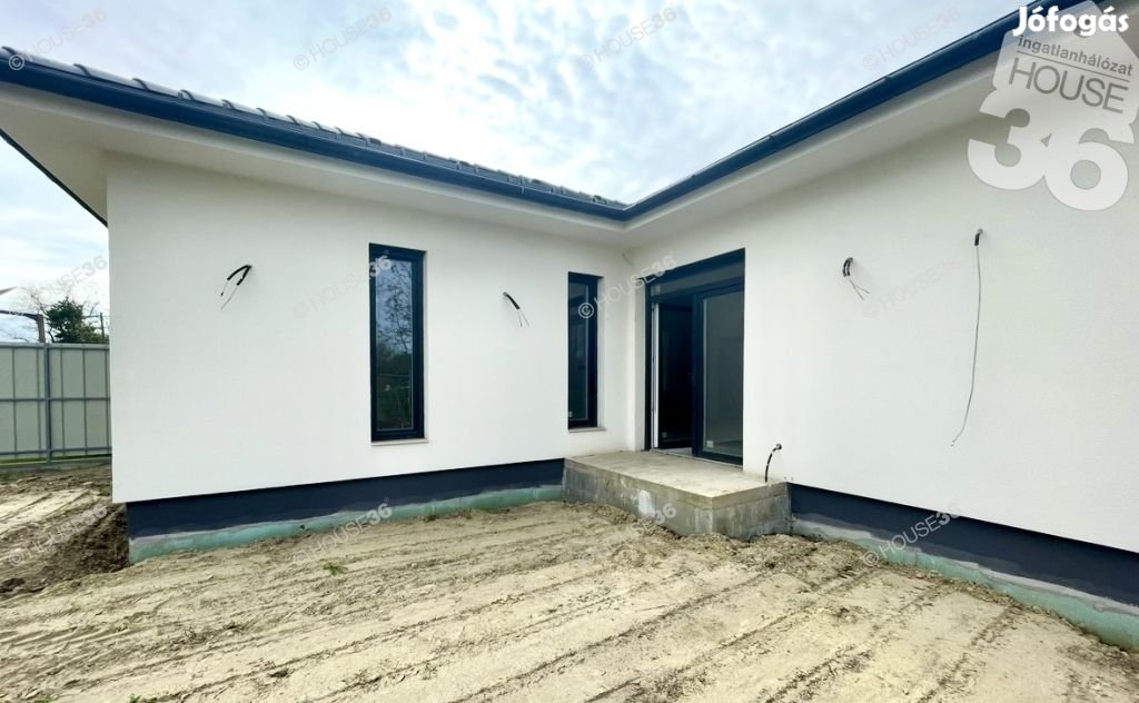 Új építésű nappali + 3 szobás családi ház eladó!