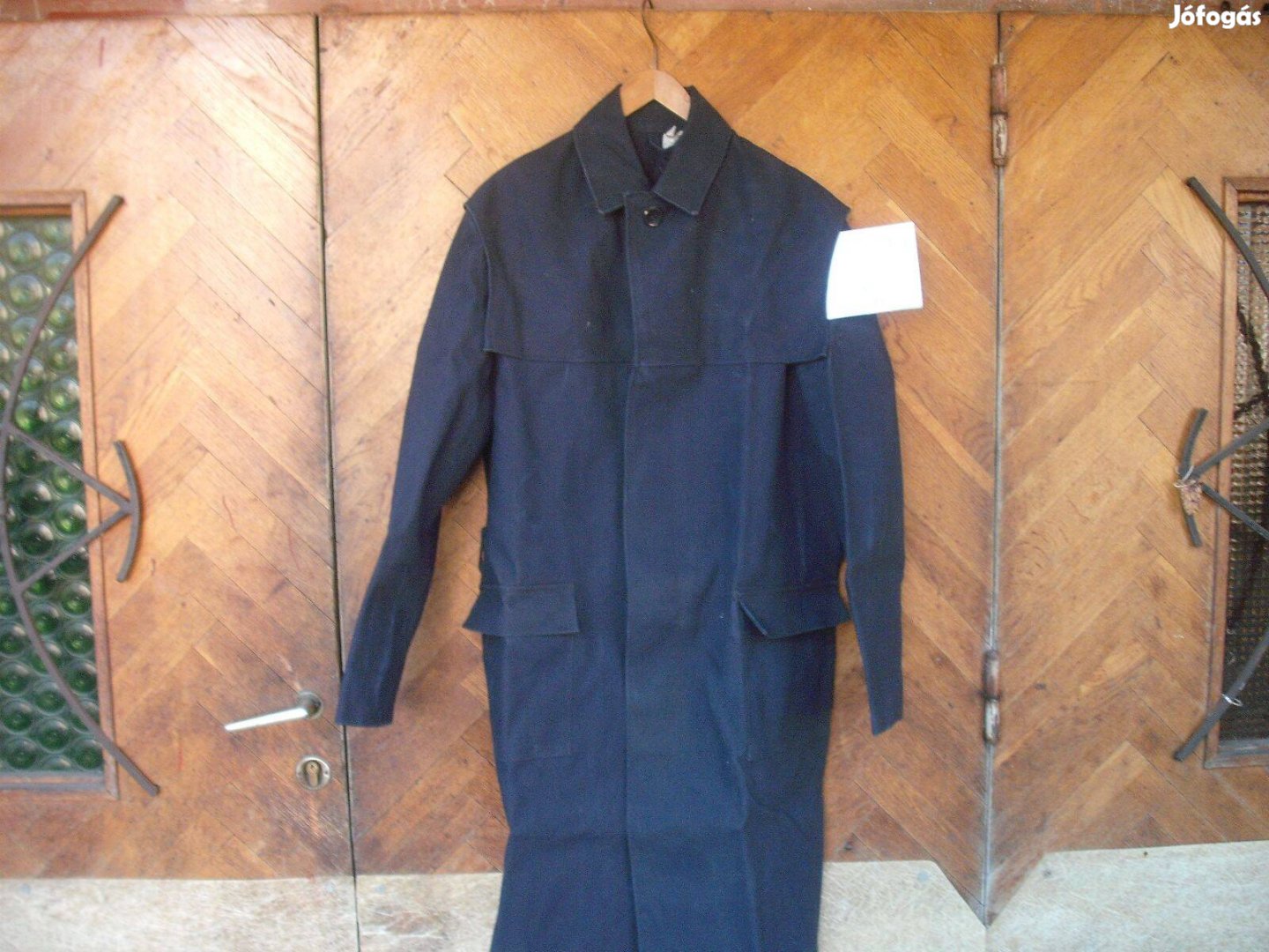 Új esőkabát, rácsok