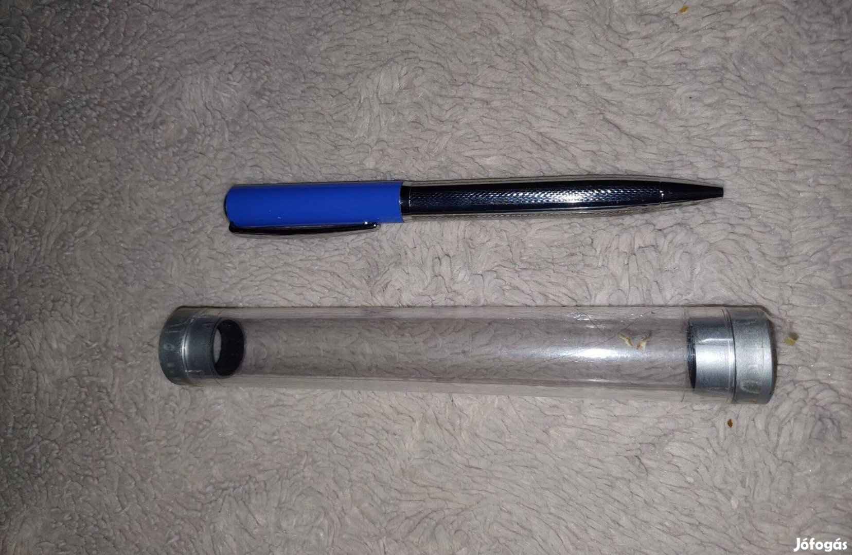 Új ezüst/kék színű toll tartóban