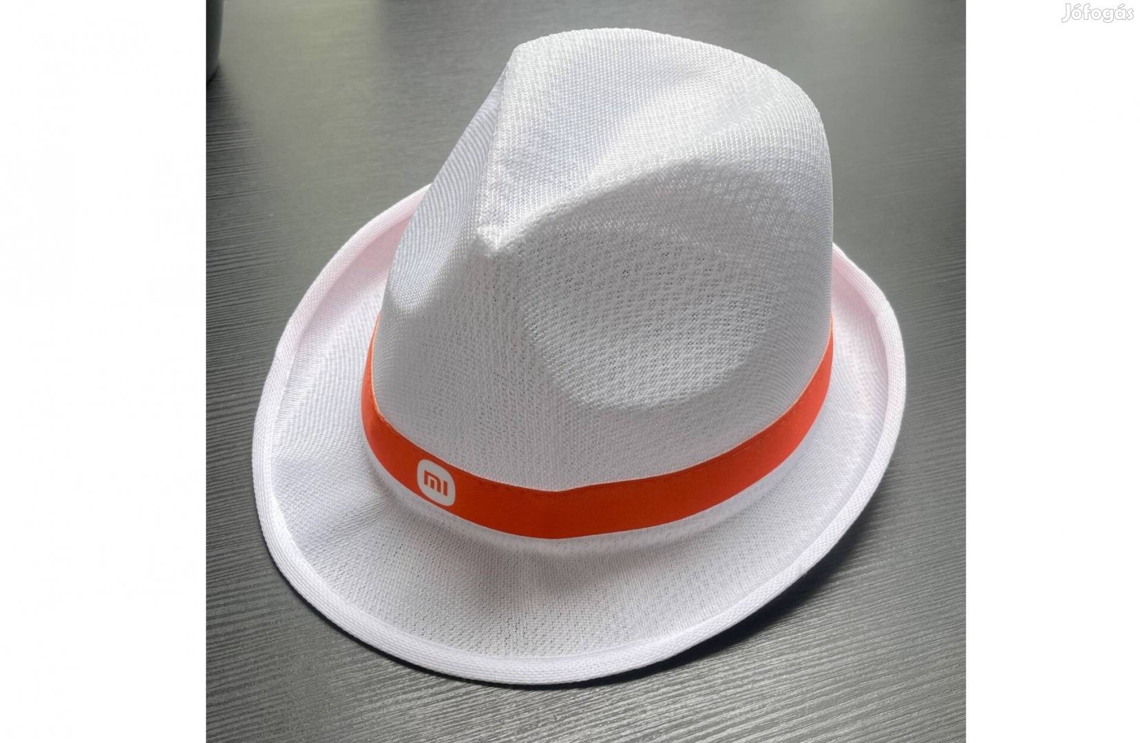 Új fehér kalap narancssárga szalaggal