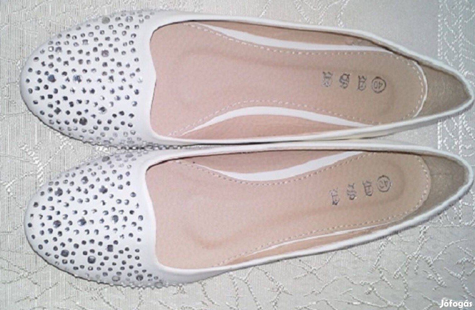 Új fehér női cipő 40-es méretben .Kövekkel díszítve