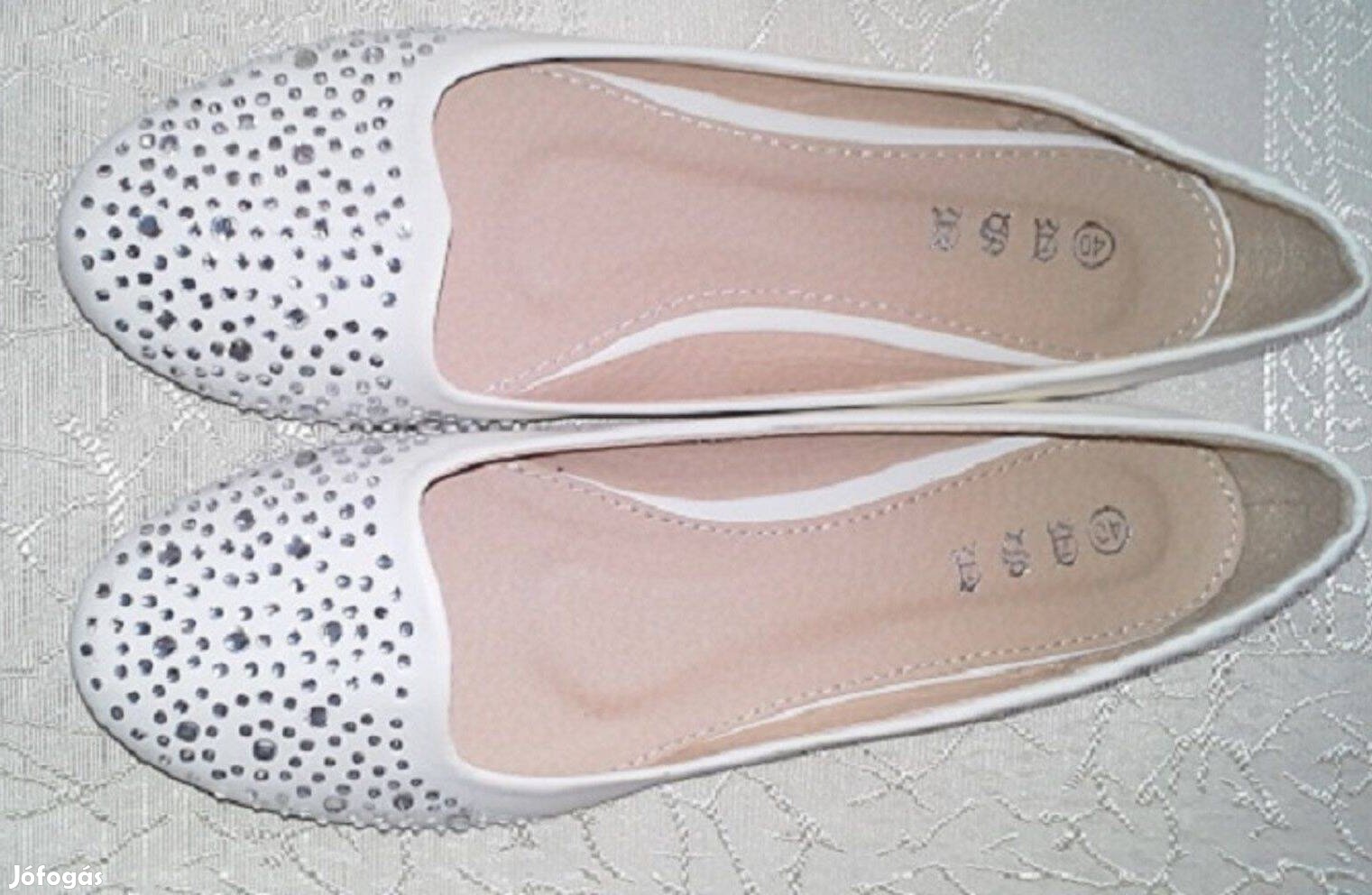 Új fehér női cipő 40-es méretben .Kövekkel díszítve
