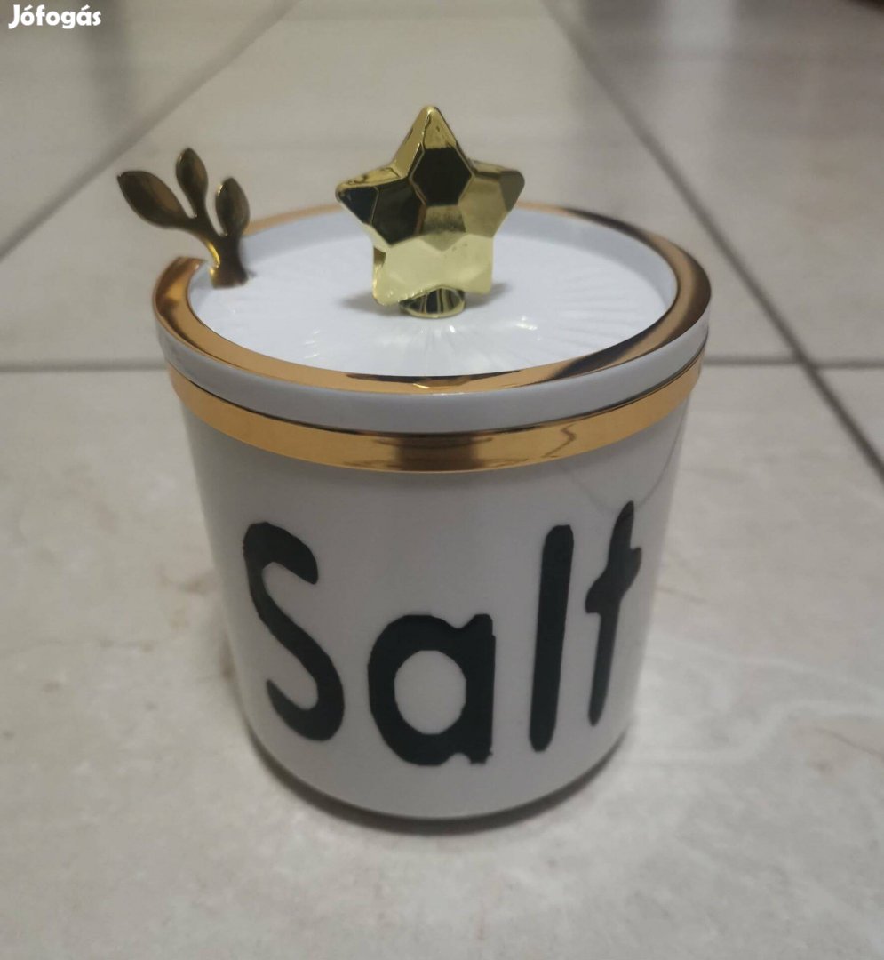 Új fehér sótartó arany díszítéssel kanál