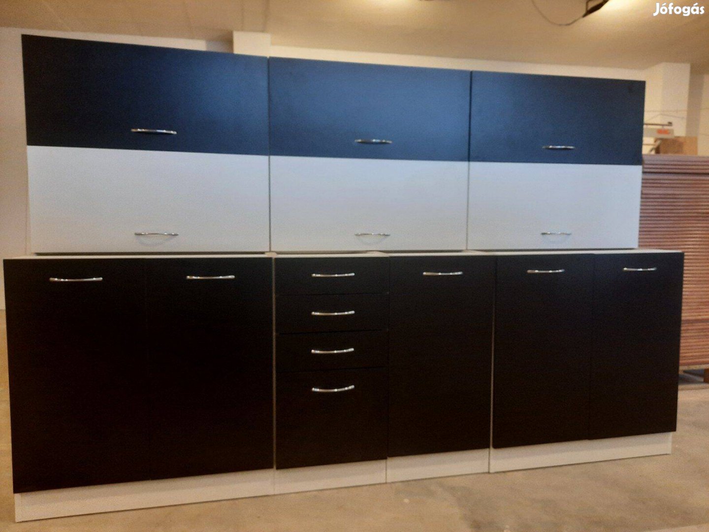 Új fekete-fehér matt konyhabútor akár bontva is AN151