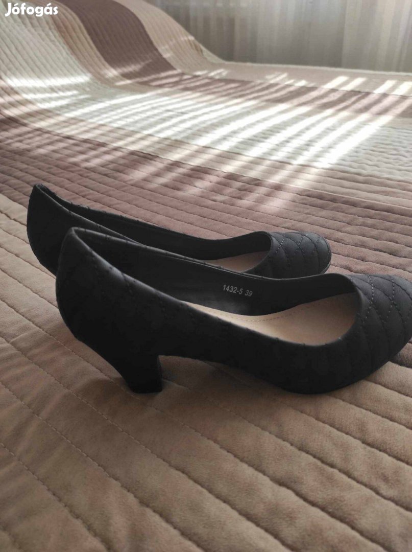 Új fekete magas sarkú cipő