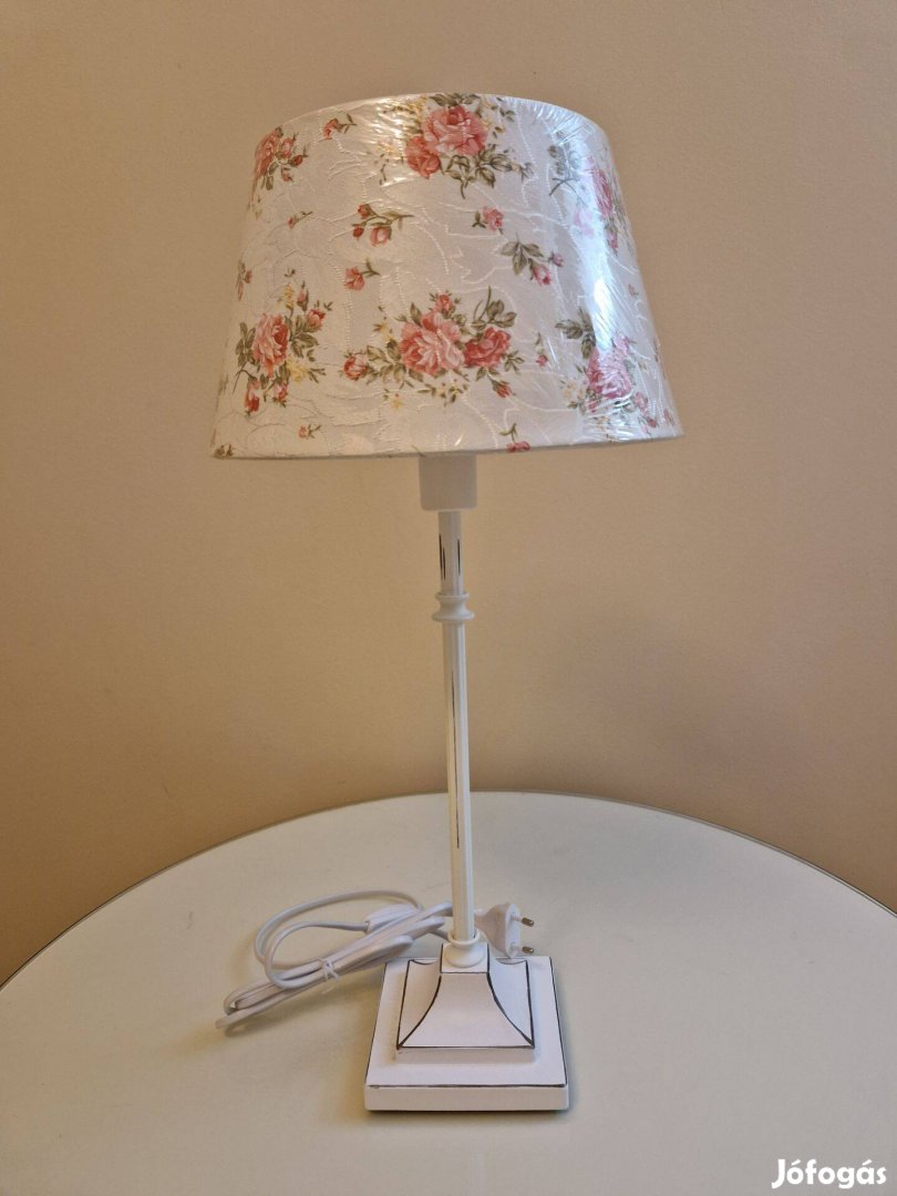 Új fém testű, asztali vagy éjjeli lámpa 2 db van