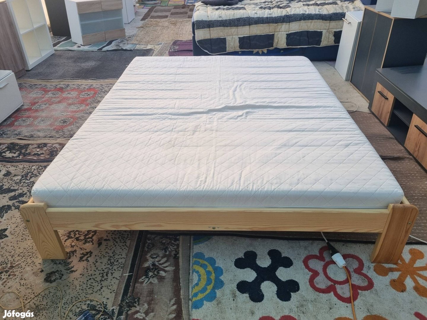 Új fenyőágy új matraccal eladó, szállításban tudok segíteni