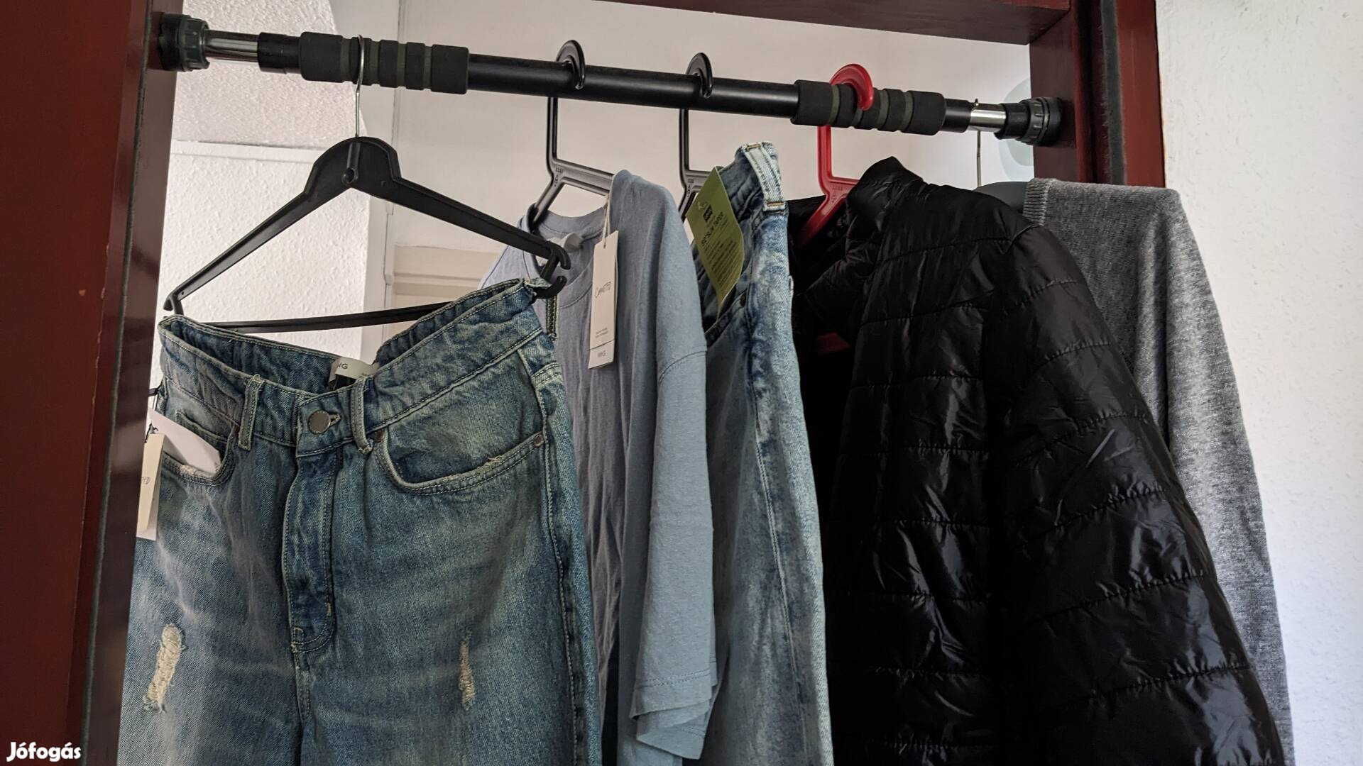 Új férfi ruhák: Levi's és Mango farmer, póló, pulóver, dzseki 