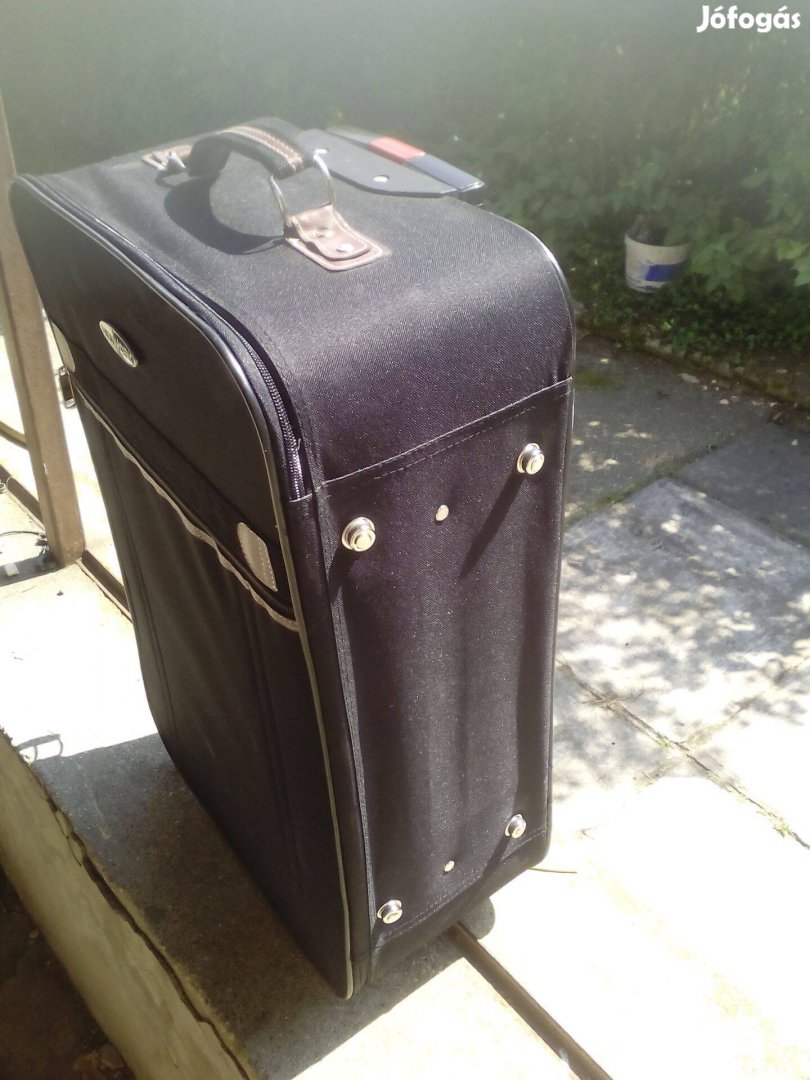 Új gurulós bőrönd 66 cm-es
