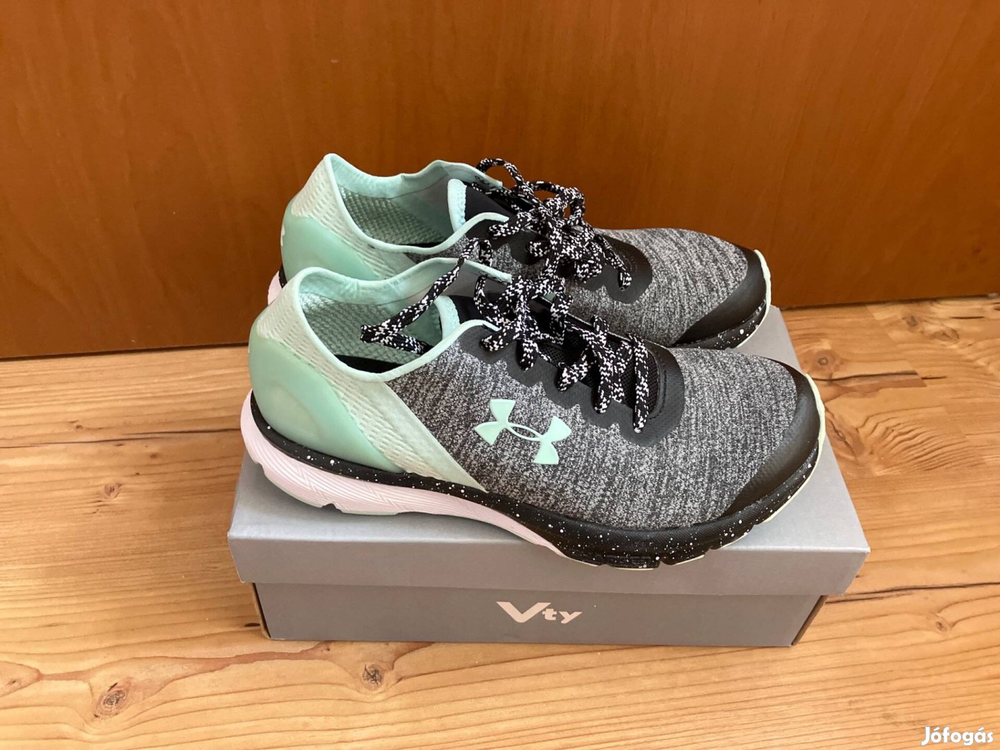 Új gyerek Under Armour futócipő 36 -os