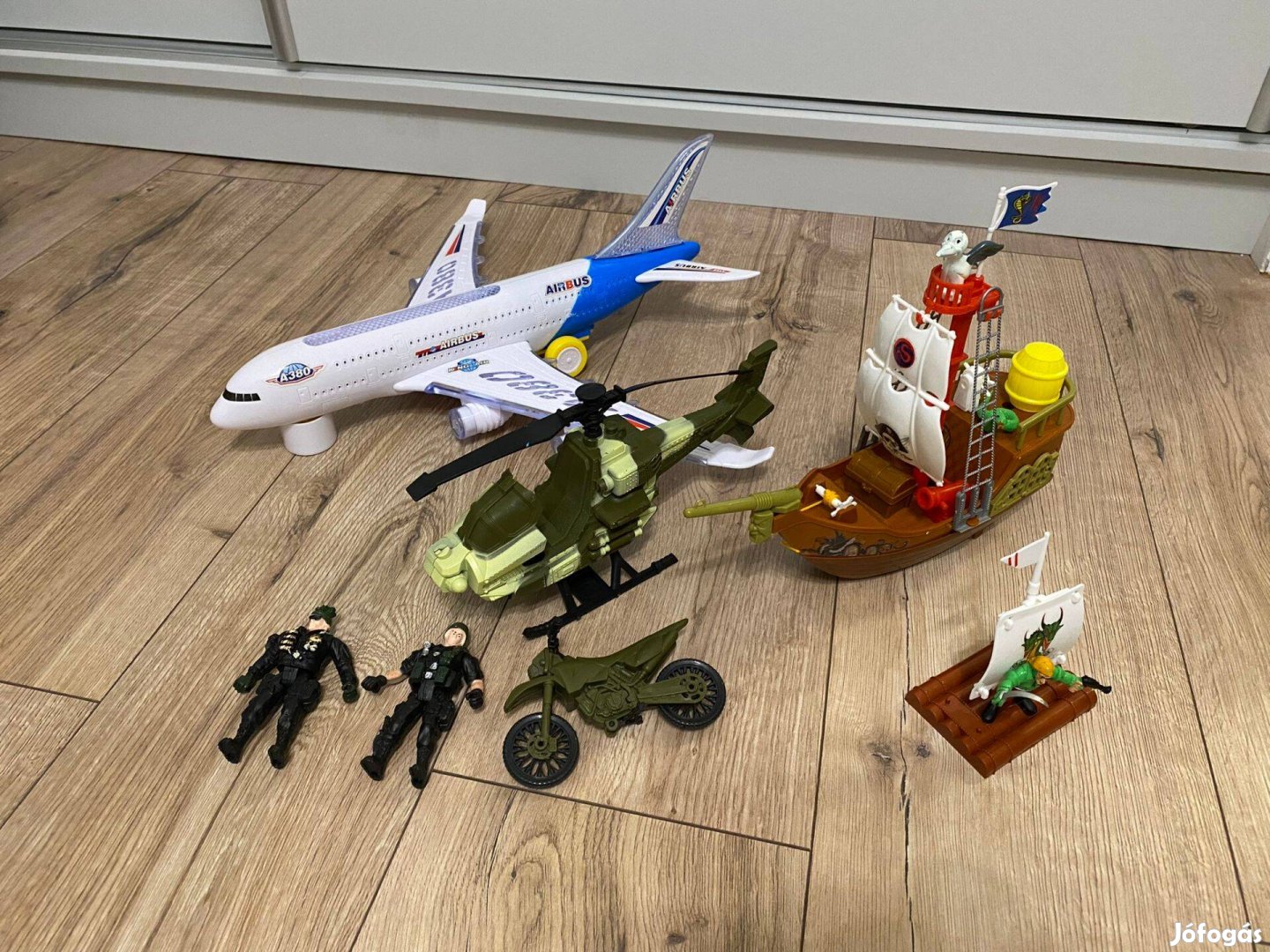 Új játékok (Airbus, katonai szett, kalózhajó)