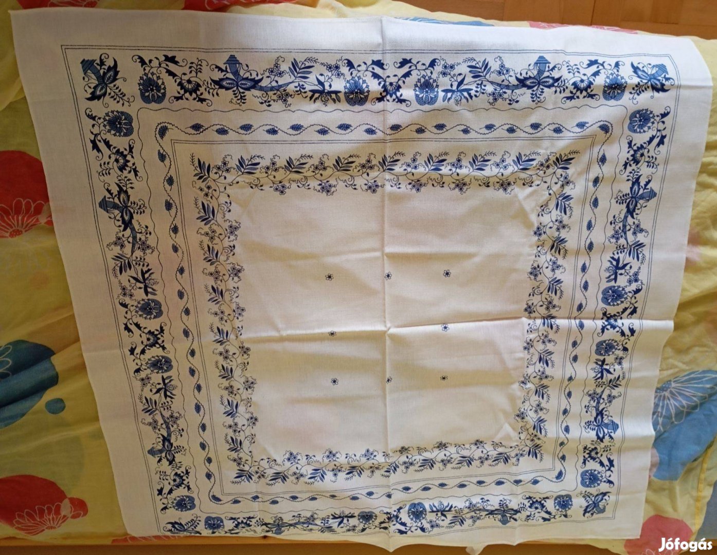 Új kék nyomott mintás terítő 98x95 cm, ára: 500 Ft