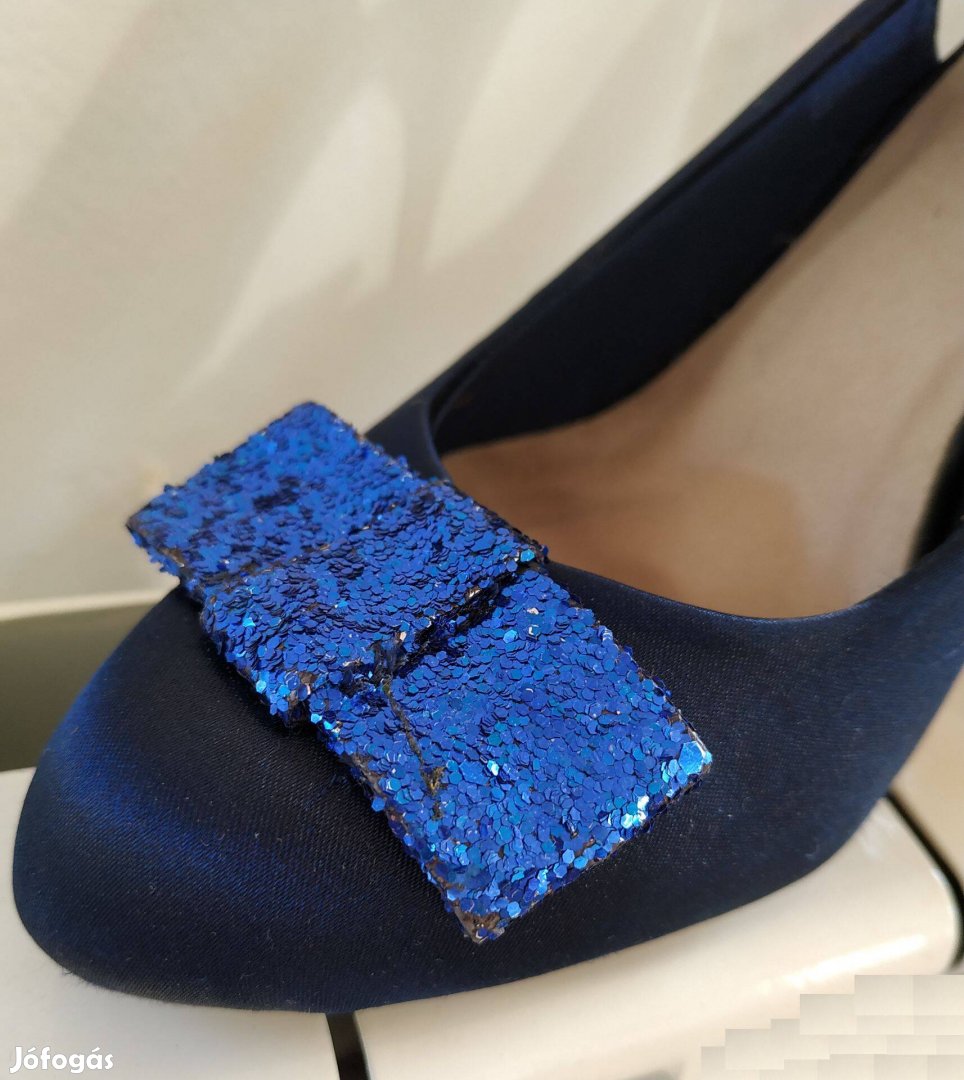 Új kék zárt orrú tűsarkú textil szandál csillogó masnival