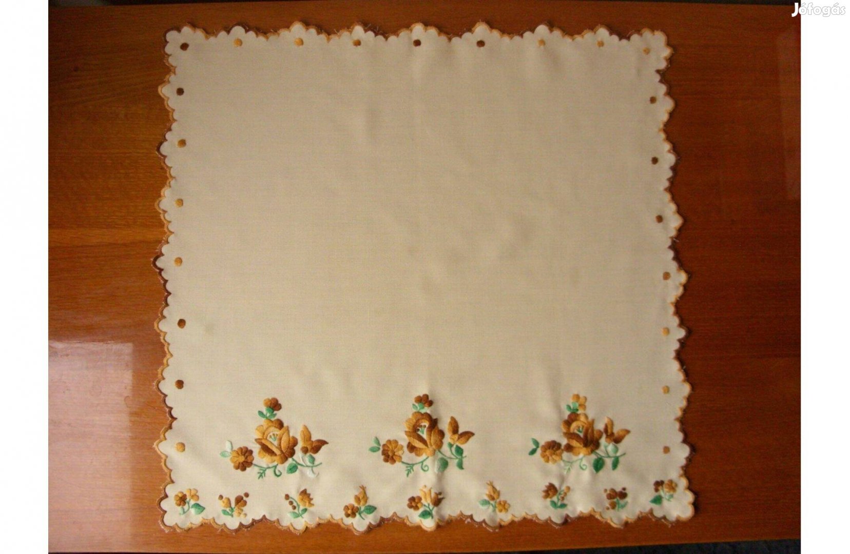 Új kézi hímzés, futó terítő, asztalterítő, 56 x 56 cm