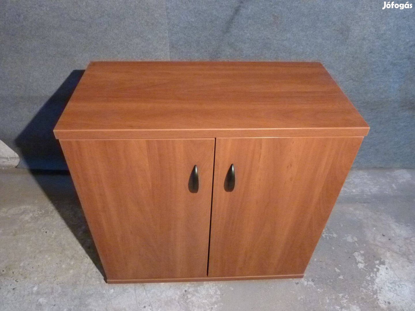 Új kis polcos kétajtós szekrény mahagóni színben, mérete: 81x80x40 cm