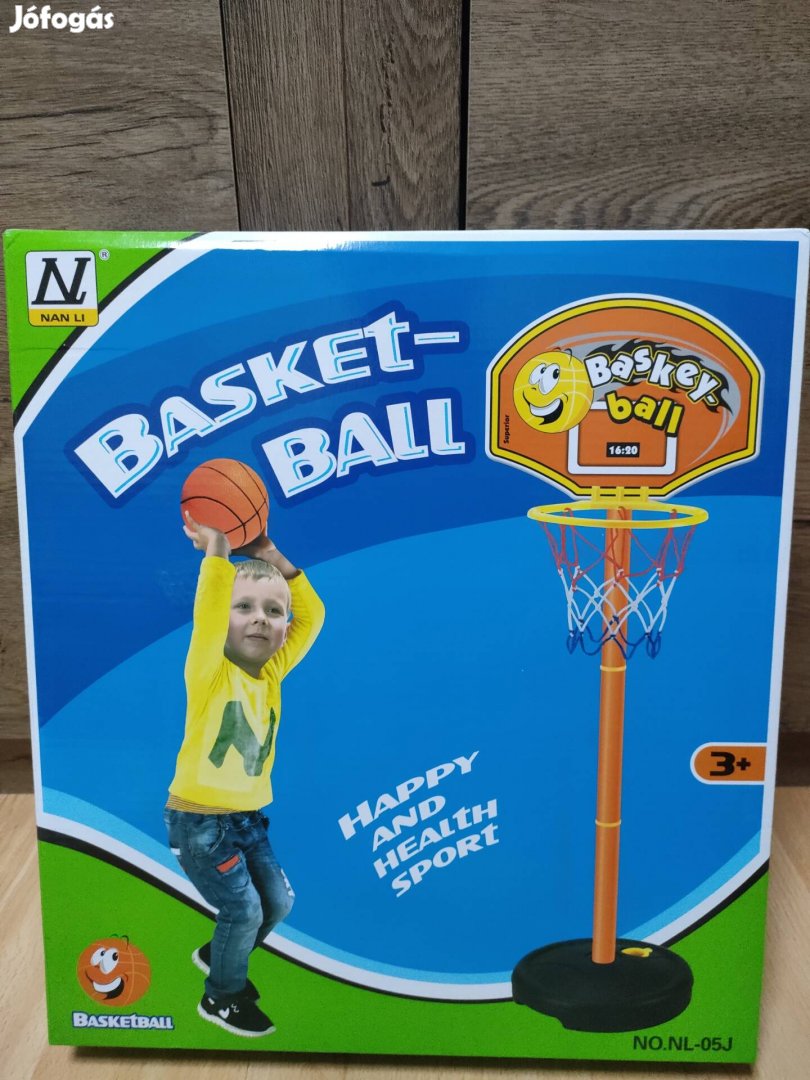 Új kosárlabda palánk labdával 