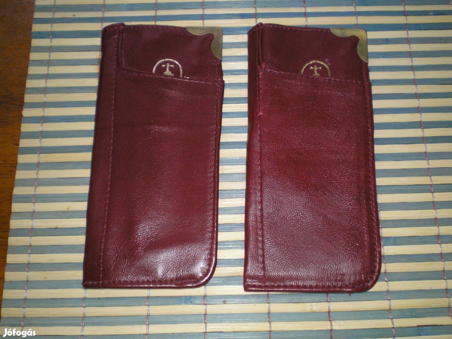 Új mélybordó színű szemüvegtartó tok 2 db van belőle árdb