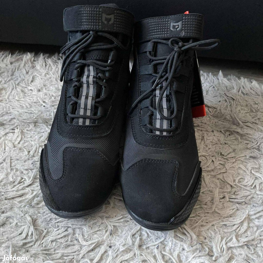 Új motoros cipő 38-as