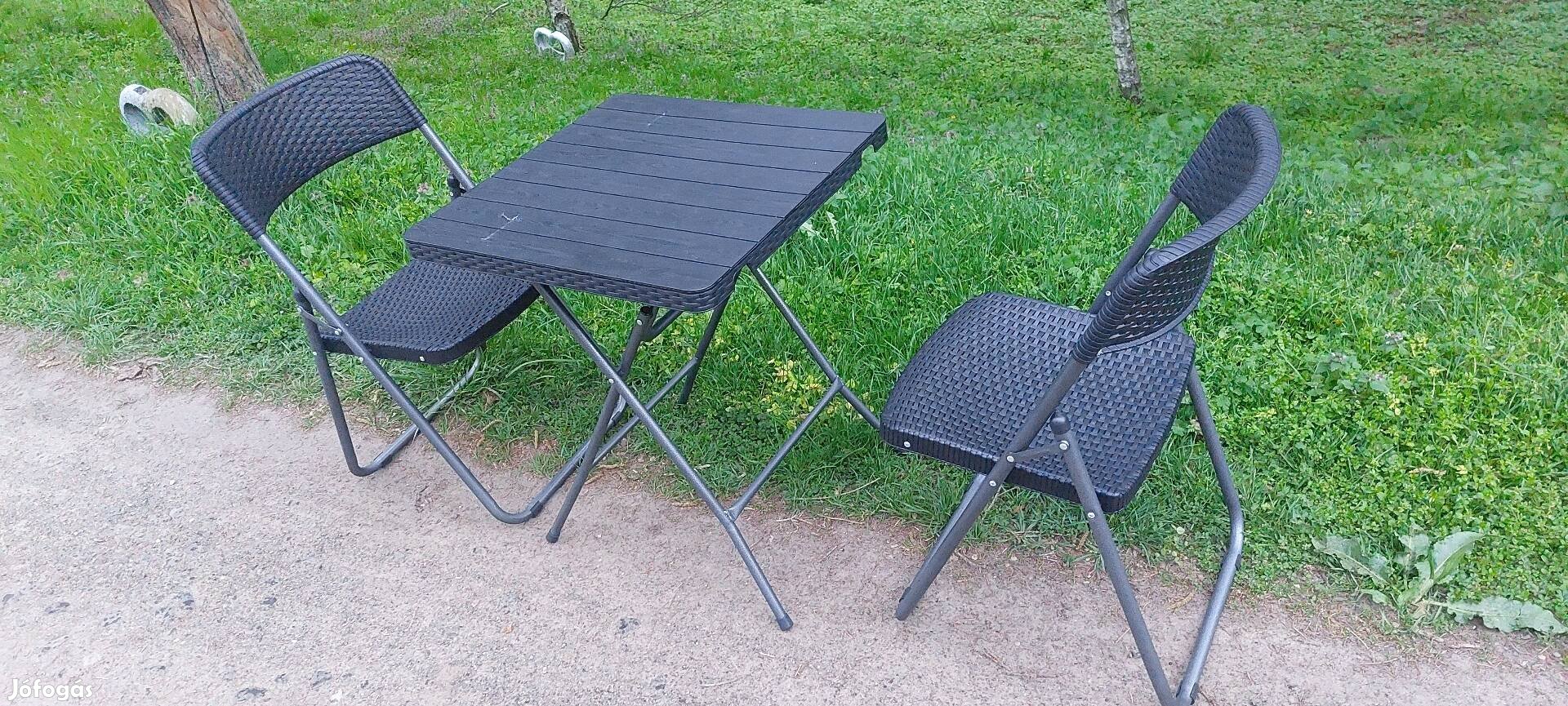 Új műrattan asztal, két székkel