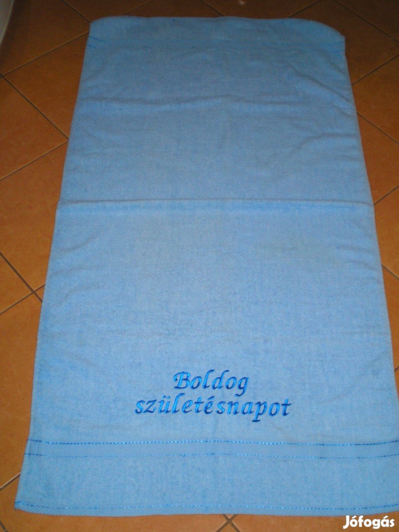 Új nagy törölköző 140 x 70cm Boldog szülinapot felirattal