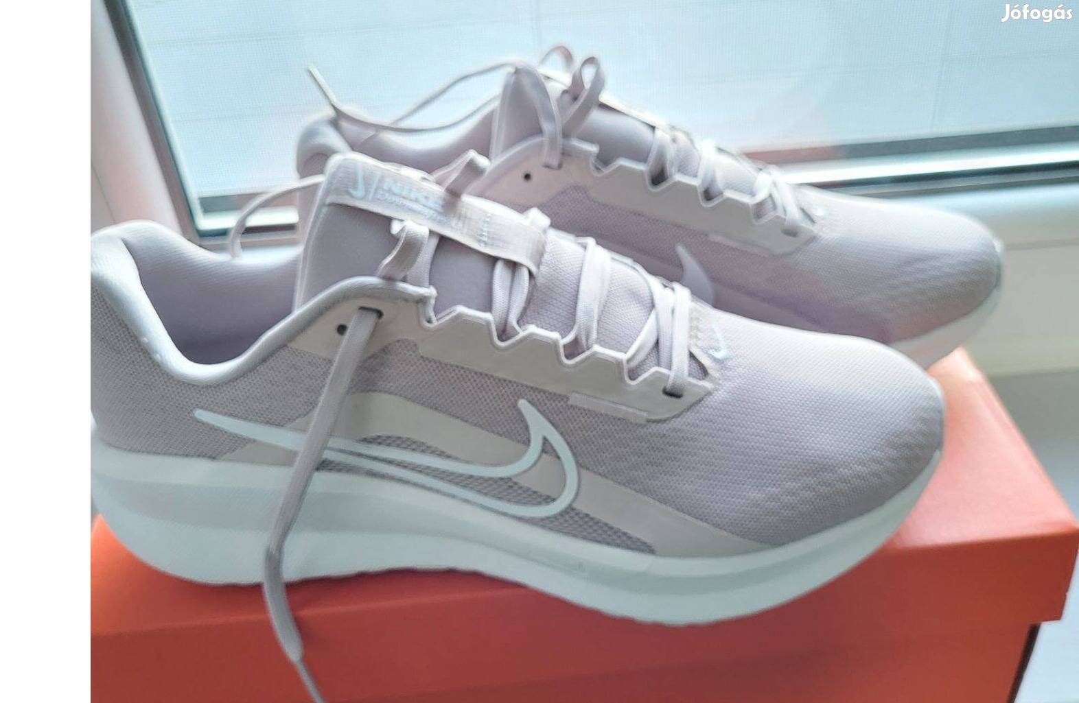 Új női Nike cipő 41-es mályva színben