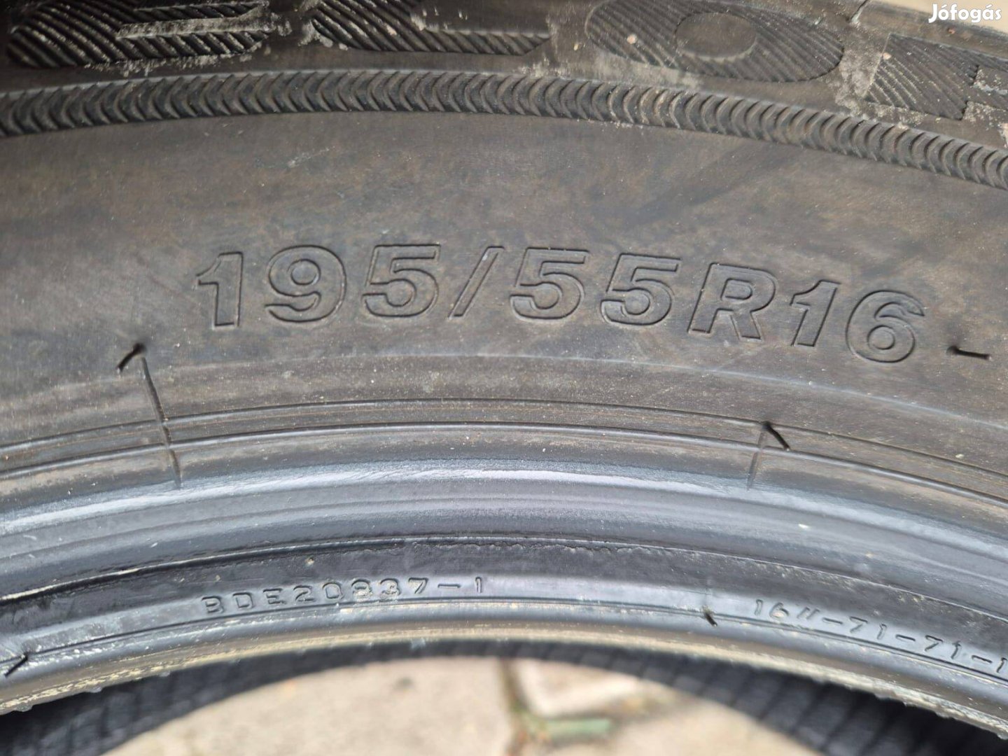 Új nyári gumi, új autó tartozéka volt