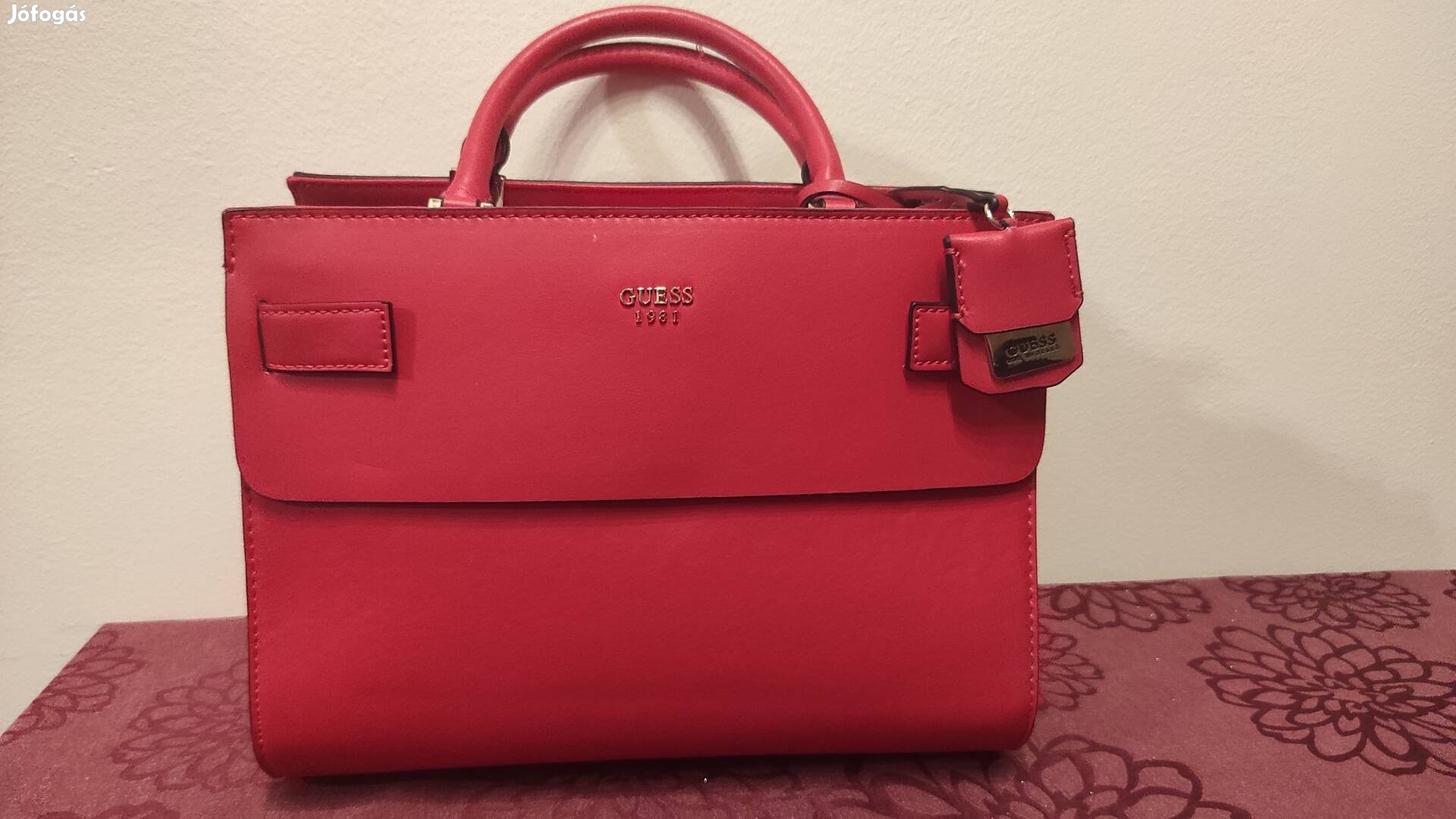 Új piros Guess táska
